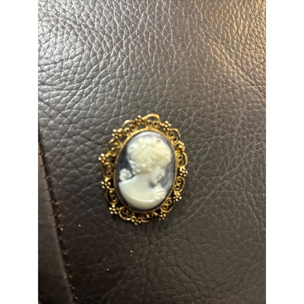 Unbranded Cameo Brooch Pendant Womens OS Gold Grey White Excellent Filigree Oval